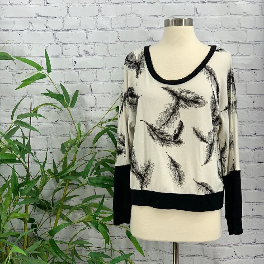 🎉Andrea Jovine White w/ Black Feathers Sweater